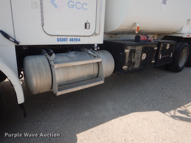 image for item FT9223 1994 Peterbilt 378  fuel truck