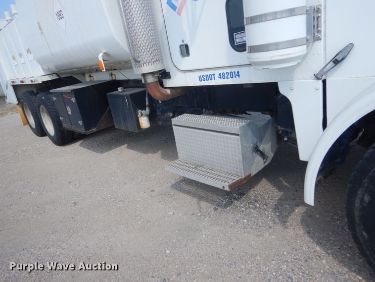 image for item FT9223 1994 Peterbilt 378  fuel truck