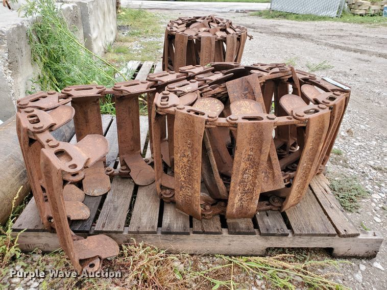 image for item FY9242 Loegering over tire skid steer tracks