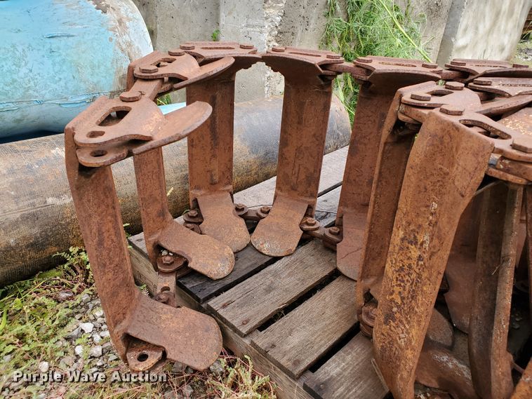 image for item FY9242 Loegering over tire skid steer tracks