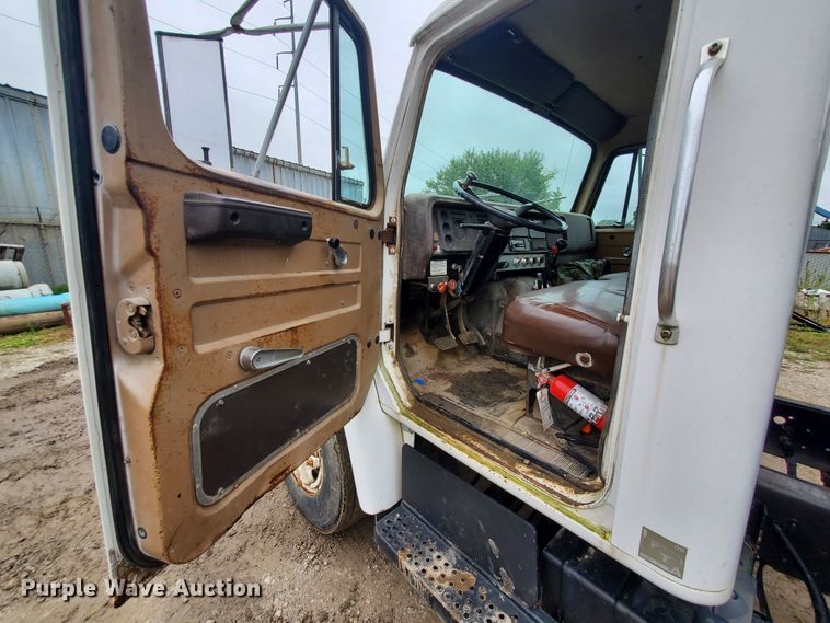 image for item FY9243 1987 International 1954  flatbed truck