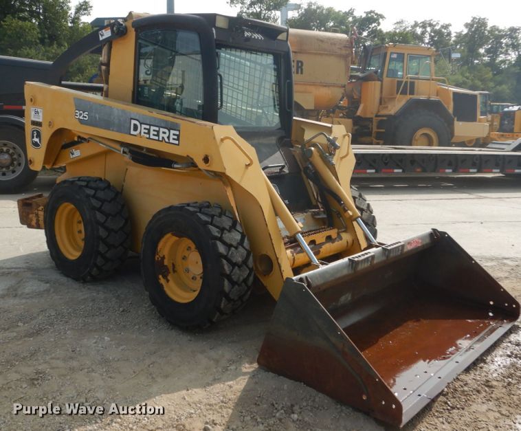 image for item GR9824 2009 John Deere 325  skid steer loader