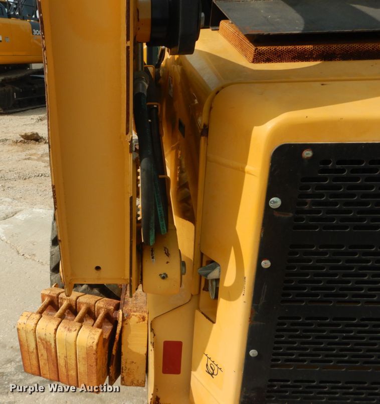 image for item GR9824 2009 John Deere 325  skid steer loader