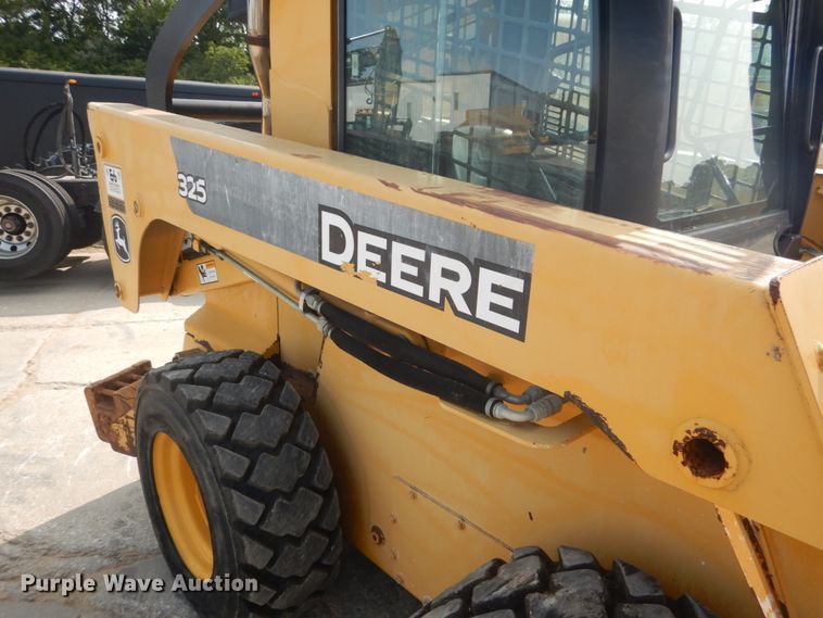 image for item GR9824 2009 John Deere 325  skid steer loader