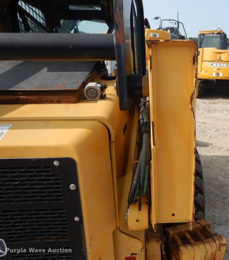 image for item GR9824 2009 John Deere 325  skid steer loader