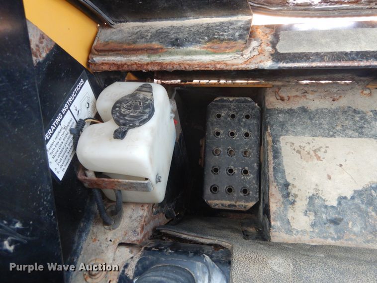 image for item GR9824 2009 John Deere 325  skid steer loader