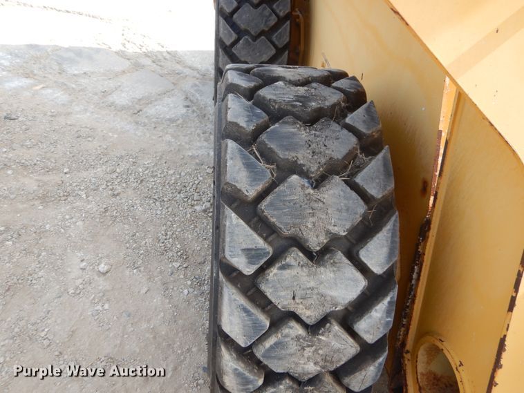 image for item GR9824 2009 John Deere 325  skid steer loader