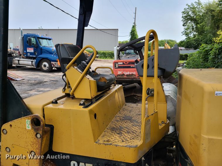 image for item GY9598 Caterpillar CB-334E  vibratory double drum roller