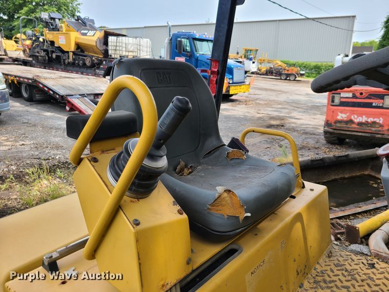 image for item GY9598 Caterpillar CB-334E  vibratory double drum roller