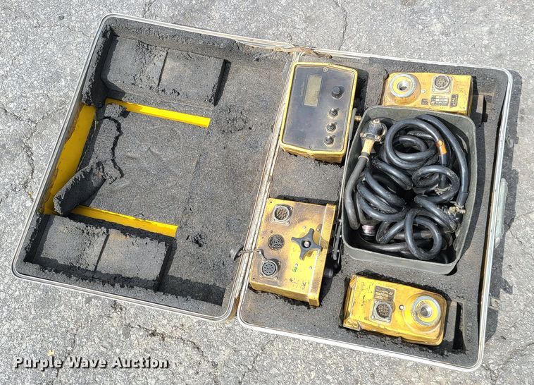 image for item GY9599 Caterpillar AP-650B  paver