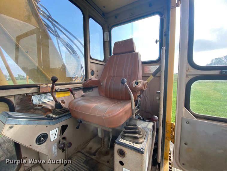 image for item HA9642 1987 John Deere 490  excavator