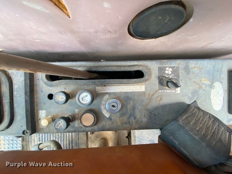 image for item HA9642 1987 John Deere 490  excavator