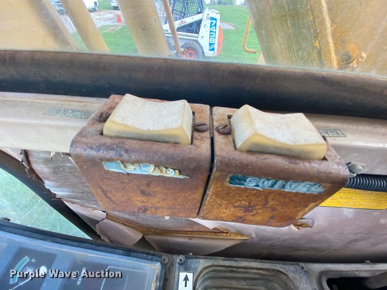 image for item HA9642 1987 John Deere 490  excavator