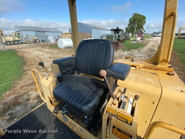 image for item HA9643 1989 John Deere 655B  track loader