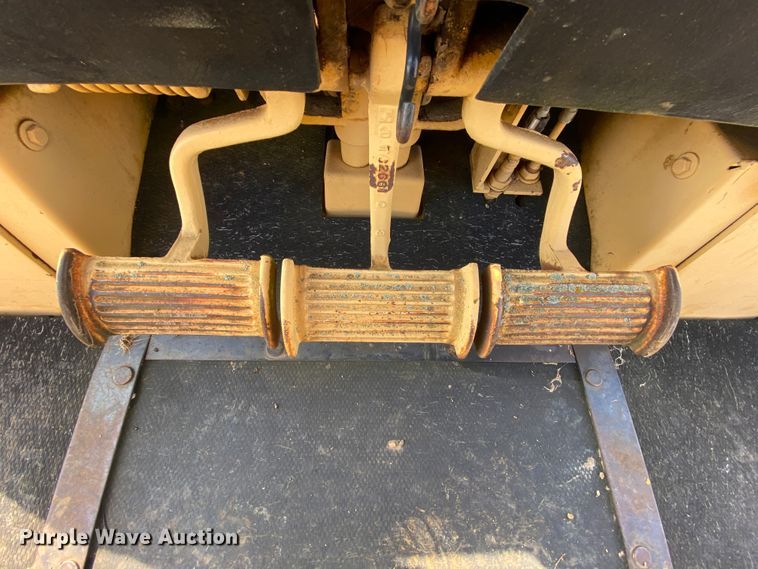 image for item HA9643 1989 John Deere 655B  track loader