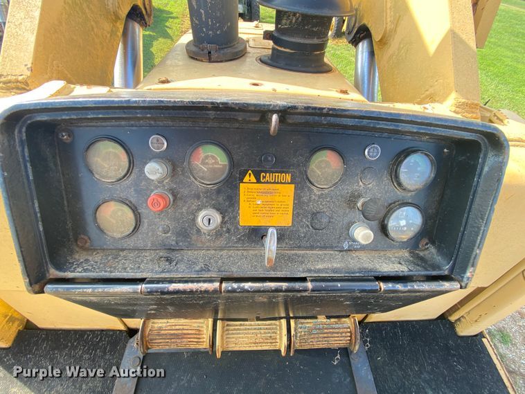 image for item HA9643 1989 John Deere 655B  track loader