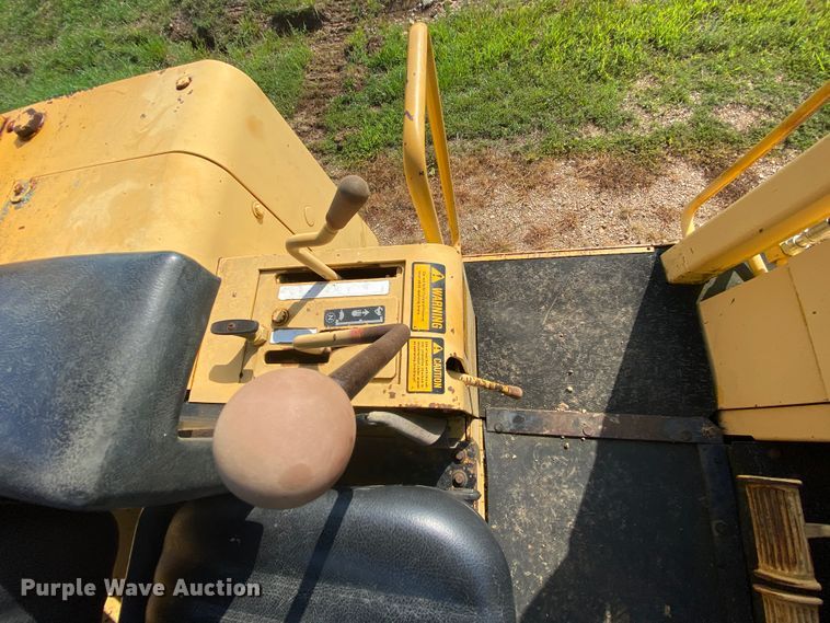 image for item HA9643 1989 John Deere 655B  track loader