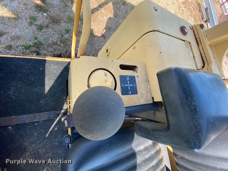 image for item HA9643 1989 John Deere 655B  track loader