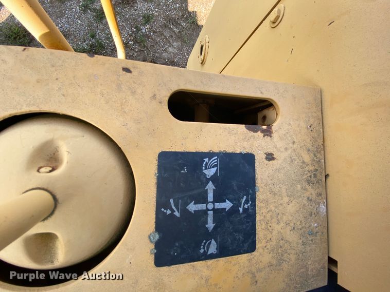 image for item HA9643 1989 John Deere 655B  track loader