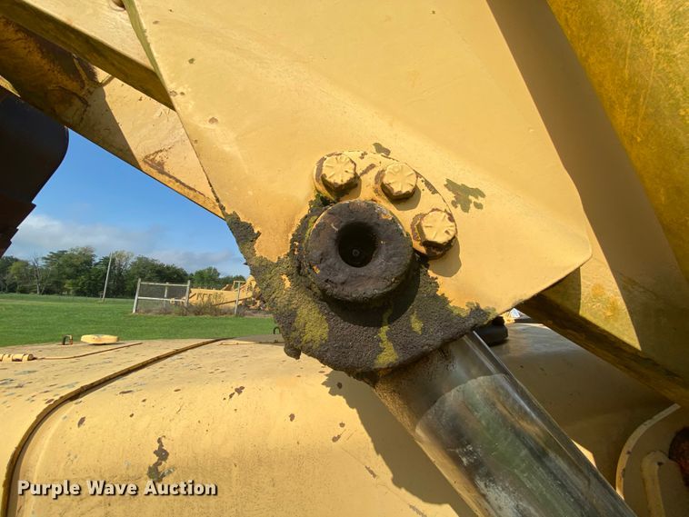 image for item HA9643 1989 John Deere 655B  track loader