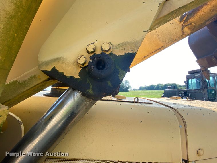 image for item HA9643 1989 John Deere 655B  track loader