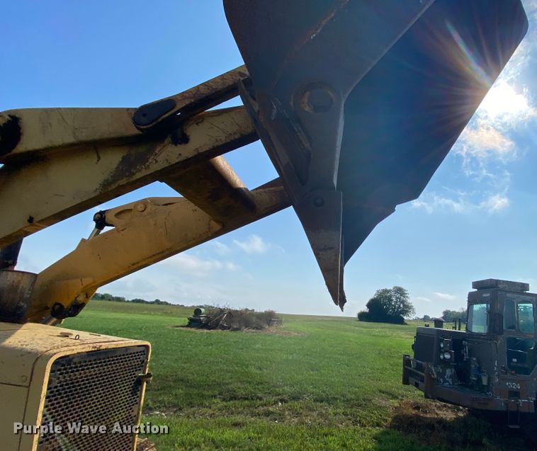 image for item HA9643 1989 John Deere 655B  track loader