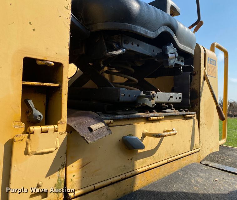 image for item HA9643 1989 John Deere 655B  track loader