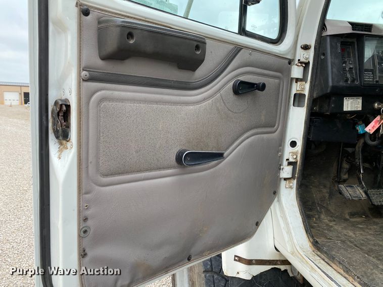 image for item HA9650 2000 International 4800  bucket truck