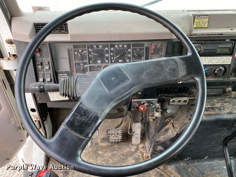 image for item HA9650 2000 International 4800  bucket truck