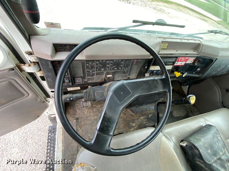 image for item HA9650 2000 International 4800  bucket truck