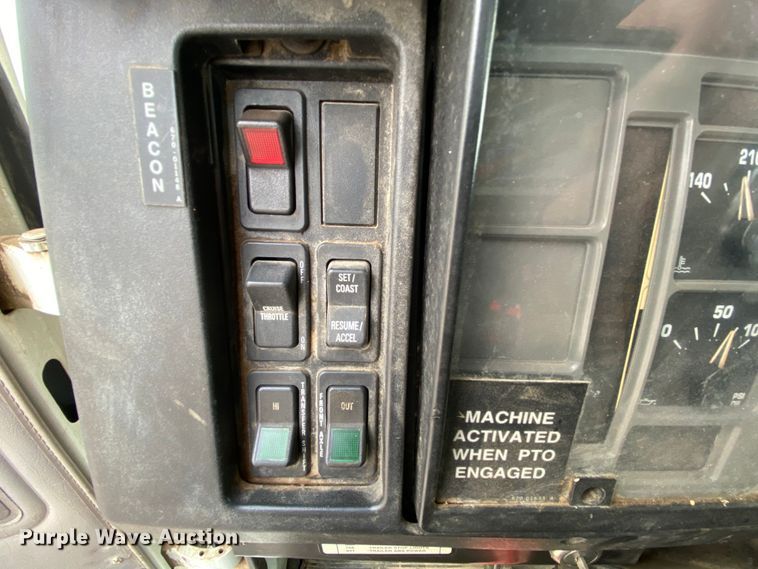 image for item HA9650 2000 International 4800  bucket truck