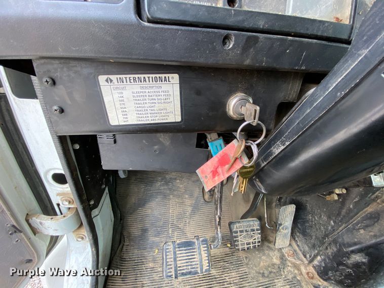 image for item HA9650 2000 International 4800  bucket truck