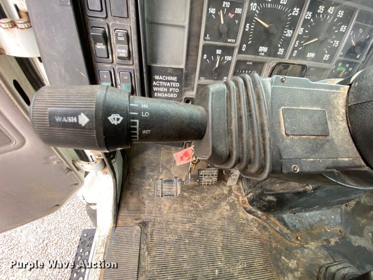 image for item HA9650 2000 International 4800  bucket truck