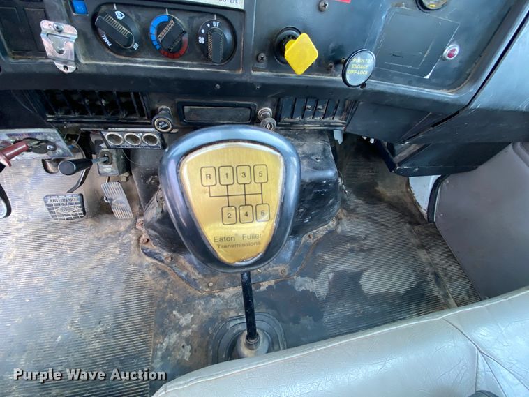 image for item HA9650 2000 International 4800  bucket truck