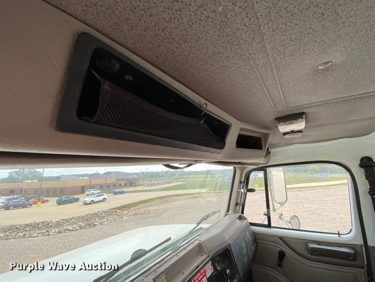 image for item HA9650 2000 International 4800  bucket truck