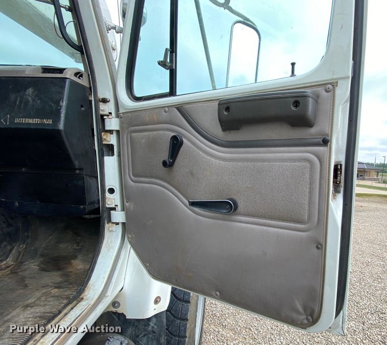 image for item HA9650 2000 International 4800  bucket truck