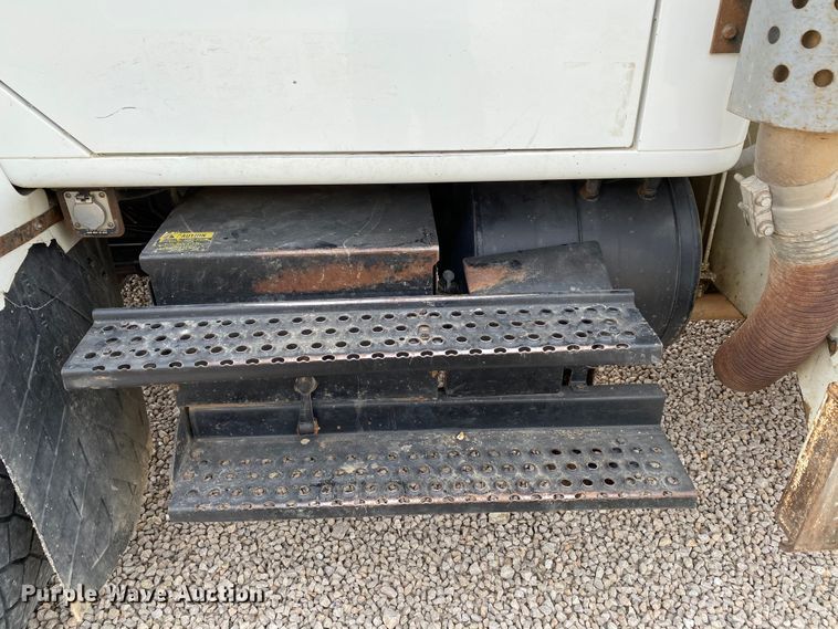 image for item HA9650 2000 International 4800  bucket truck