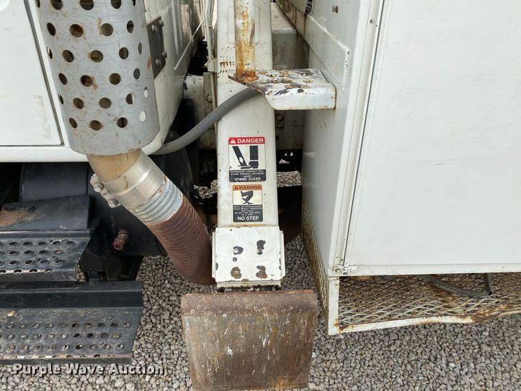 image for item HA9650 2000 International 4800  bucket truck