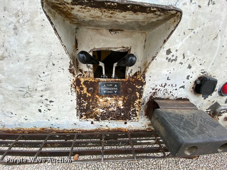 image for item HA9650 2000 International 4800  bucket truck