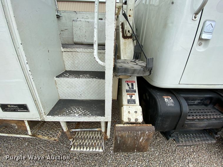 image for item HA9650 2000 International 4800  bucket truck