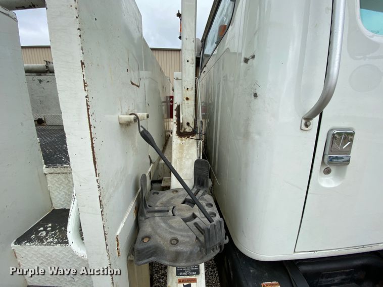 image for item HA9650 2000 International 4800  bucket truck