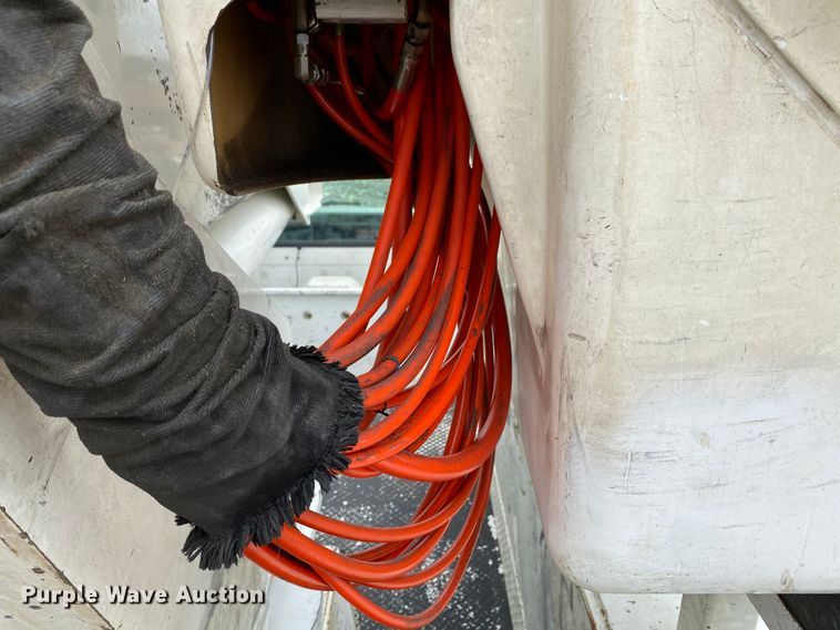 image for item HA9650 2000 International 4800  bucket truck