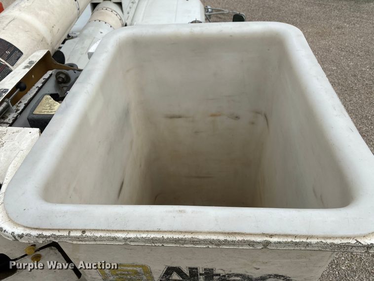 image for item HA9650 2000 International 4800  bucket truck