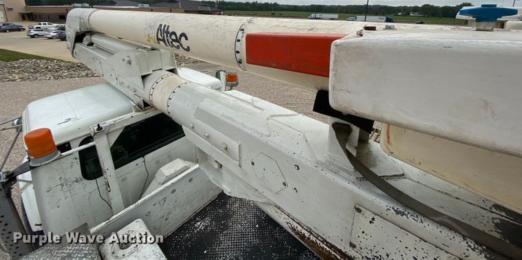 image for item HA9650 2000 International 4800  bucket truck