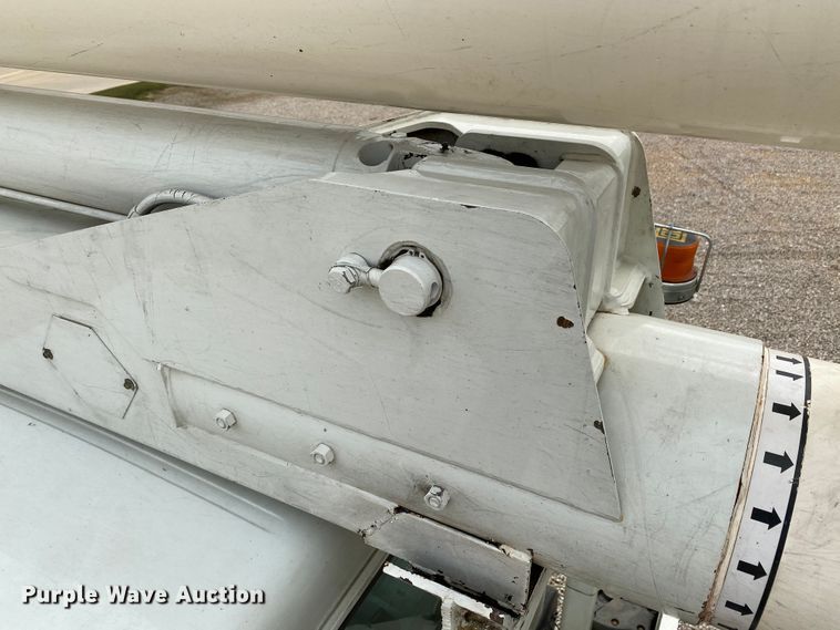 image for item HA9650 2000 International 4800  bucket truck