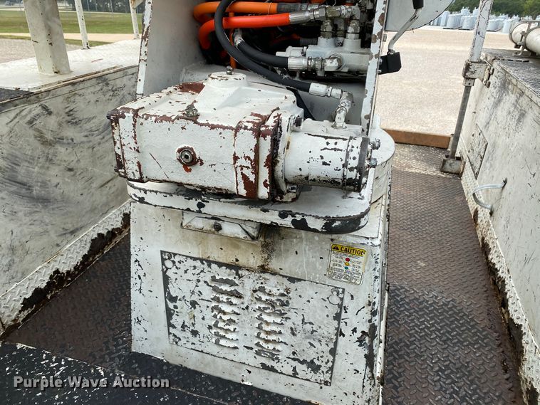 image for item HA9650 2000 International 4800  bucket truck