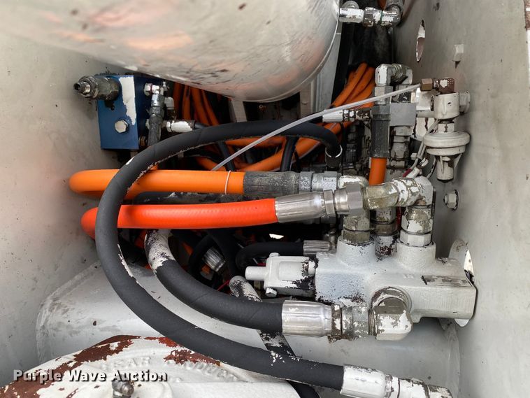 image for item HA9650 2000 International 4800  bucket truck