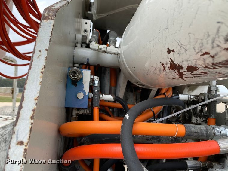 image for item HA9650 2000 International 4800  bucket truck