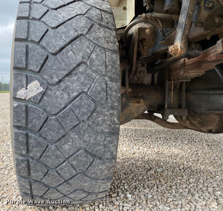 image for item HA9650 2000 International 4800  bucket truck