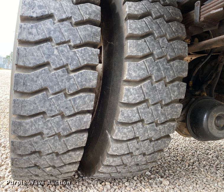 image for item HA9650 2000 International 4800  bucket truck